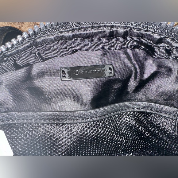 Lululemon “original” everywhere belt bag - Picture 5 of 10